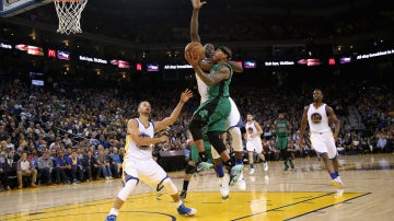 Isaiah Thomas intenta anotar ante la defensa de Green y Curry