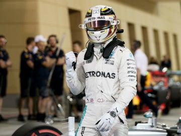 Hamilton celebra su pole en Baréin