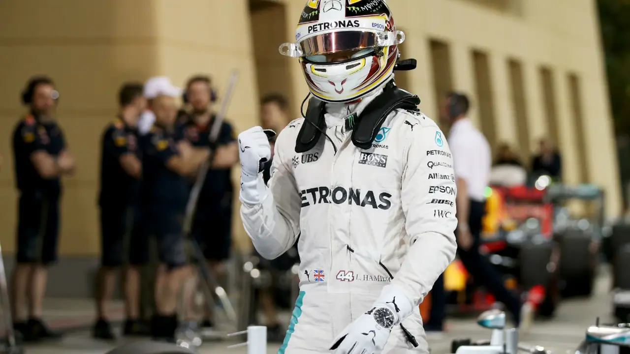 Hamilton celebra su pole en Baréin