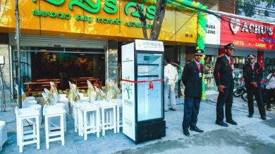 Un restaurante indio pone una nevera en la calle para dar comida a los más necesitados