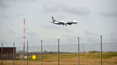 Un rayo alcanza el ala de un avión de Ryanair cuando iba a aterrizar en Ibiza
