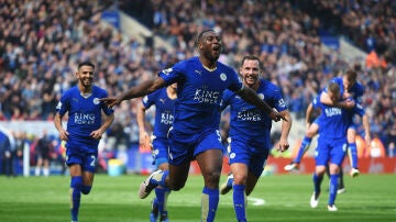 Wes Morgan celebra su tanto con el Leicester