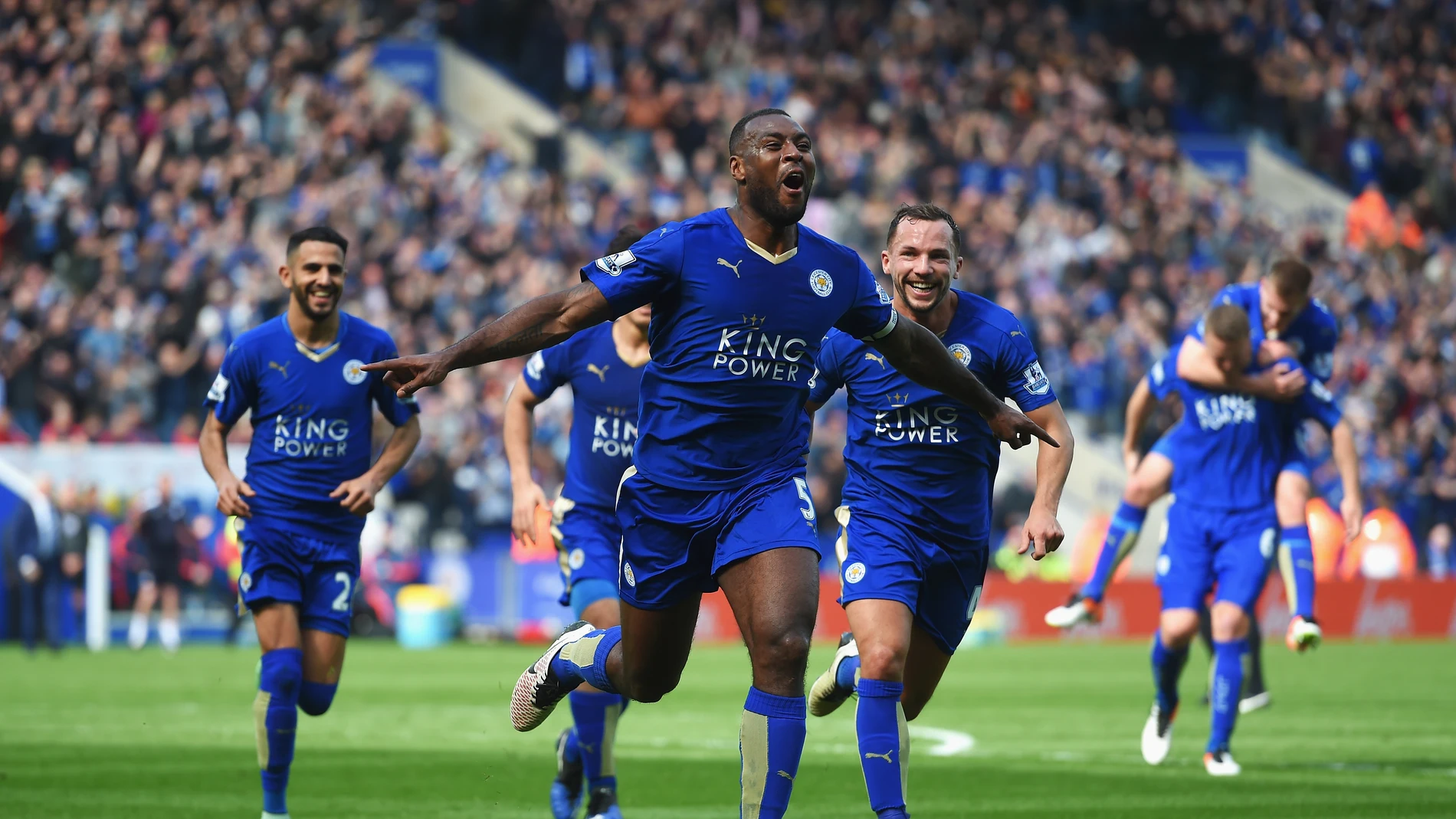 Wes Morgan celebra su tanto con el Leicester Wes Morgan celebra su tanto con el Leicester