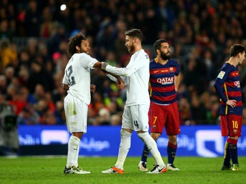 Sergio Ramos le pasa el brazalete de capitán a Marcelo. 