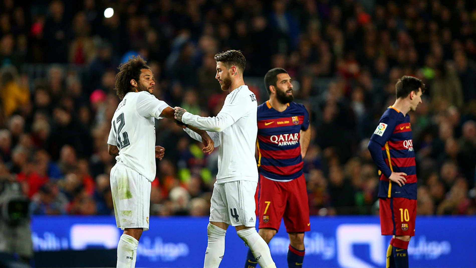 Sergio Ramos le pasa el brazalete de capitán a Marcelo. Sergio Ramos le pasa el brazalete de capitán a Marcelo.