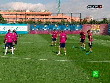 Los culés hacen un rondo en el entrenamiento. 