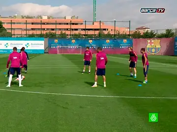 Los culés hacen un rondo en el entrenamiento. Los culés hacen un rondo en el entrenamiento.
