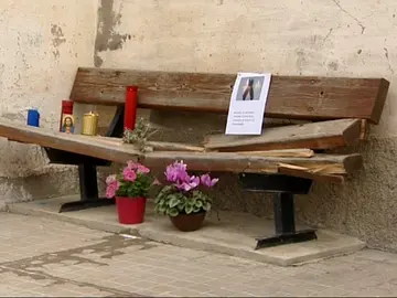 Muere una mujer tras ser atropellada por un coche cuando estaba sentada en un banco Muere una mujer tras ser atropellada por un coche cuando estaba sentada en un banco