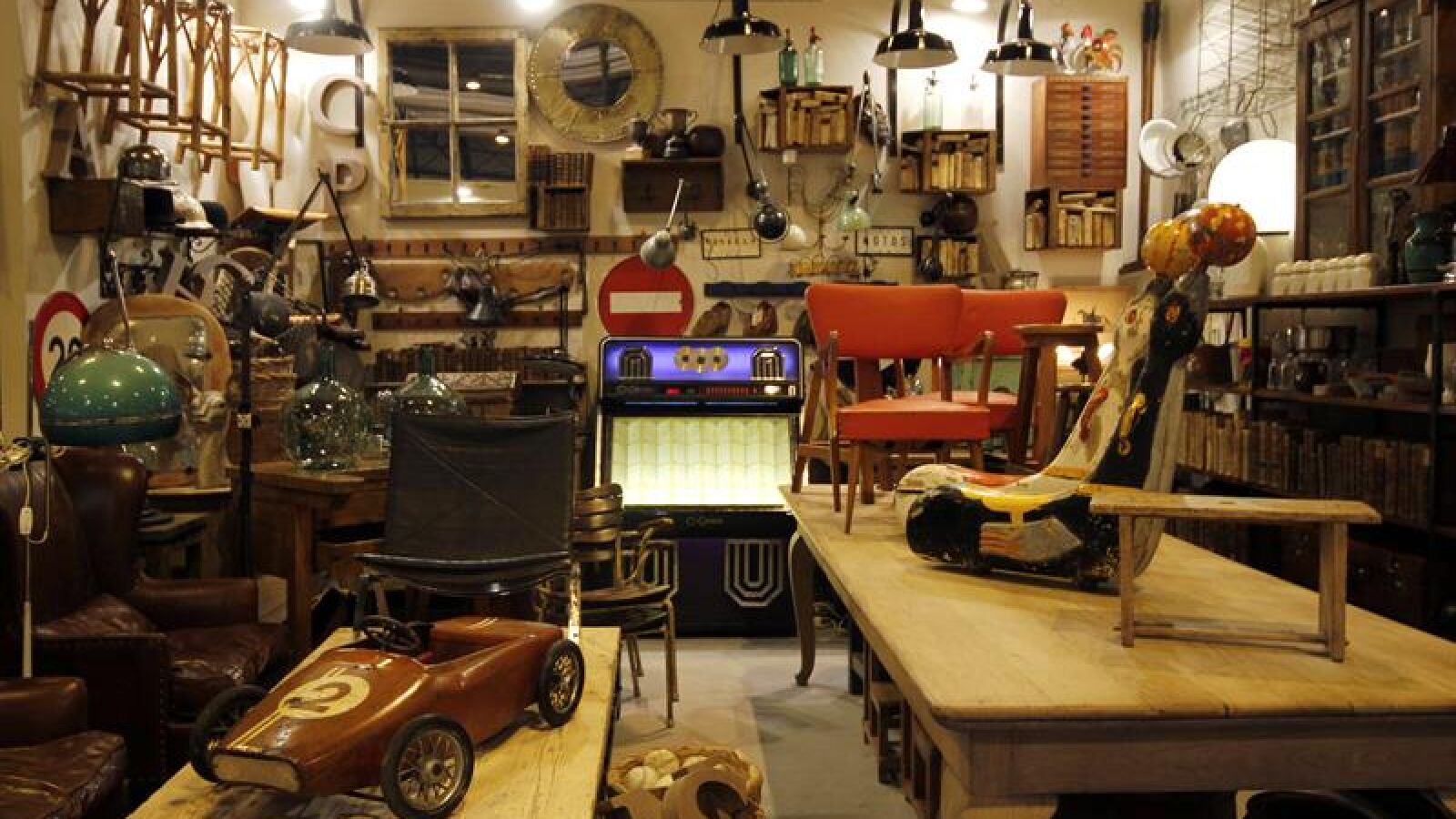 Cerca de 25.000 piezas con más de 50 años se exponen en la Feria de Antigüedades de Madrid