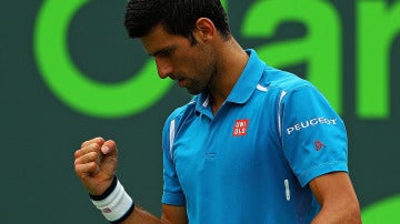 Djokovic celebra su victoria ante Nishikori.
