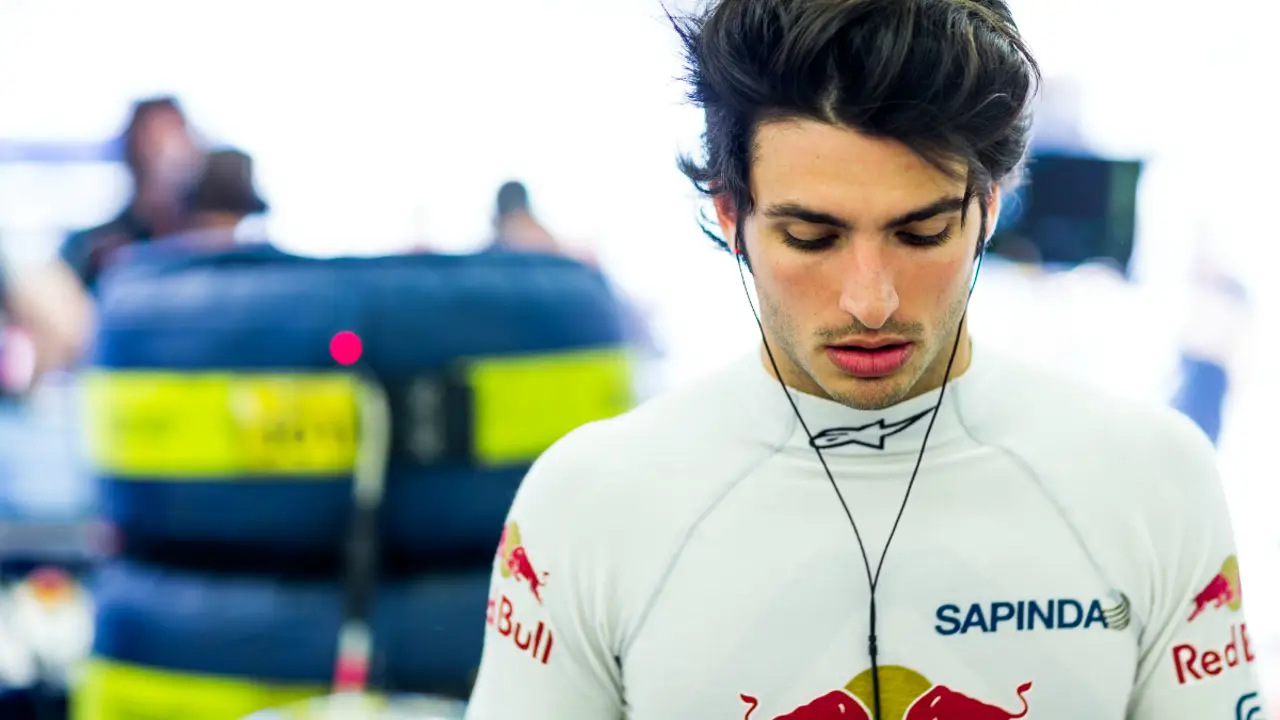 Sainz, en el box de Toro Rosso