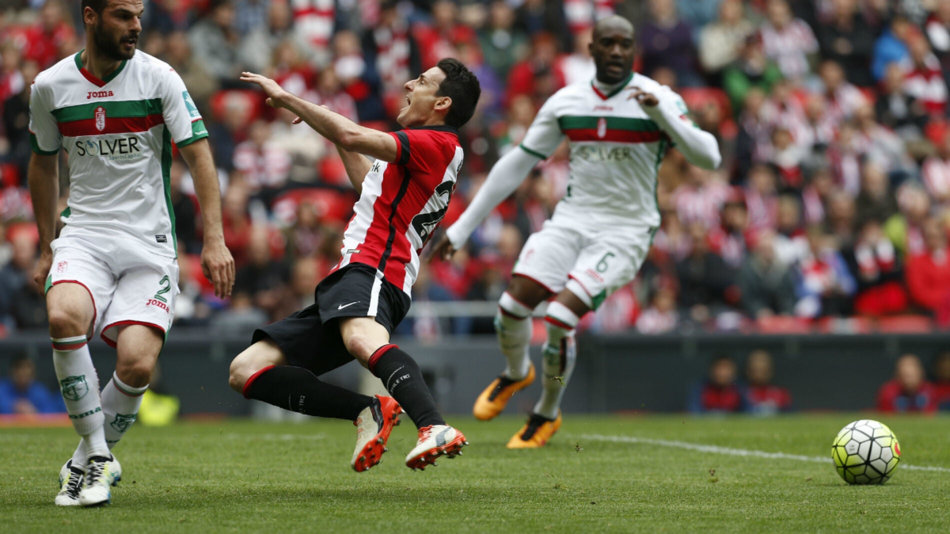 Aduriz cae ante Lomb&aacute;n
