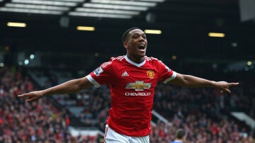 Anthony Martial celebra su gol marcado al Everton.