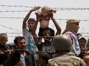 Varios refugiados aguardan en la frontera Varios refugiados aguardan en la frontera