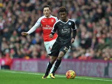 El Arsenal y el Leicester disputan un partido de la Premier League. El Arsenal y el Leicester disputan un partido de la Premier League.