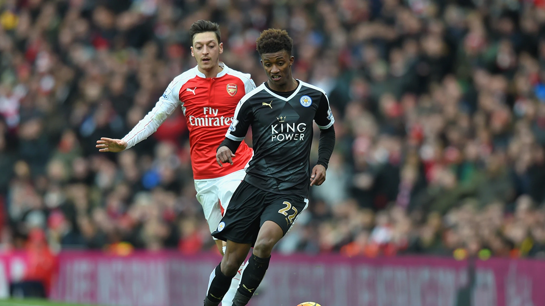 El Arsenal y el Leicester disputan un partido de la Premier League. El Arsenal y el Leicester disputan un partido de la Premier League.