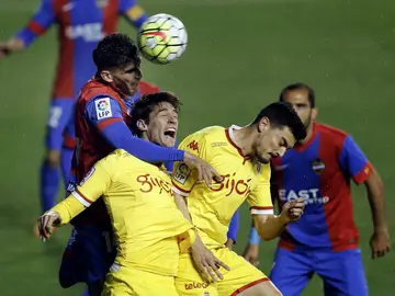 Jugadores del Sporting y del Levante disputan un balón aéreo Jugadores del Sporting y del Levante disputan un balón aéreo