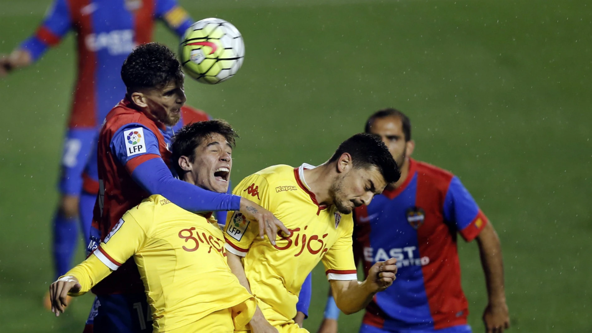 Jugadores del Sporting y del Levante disputan un balón aéreo Jugadores del Sporting y del Levante disputan un balón aéreo