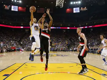 Curry encesta ante la defensa de Portland Curry encesta ante la defensa de Portland