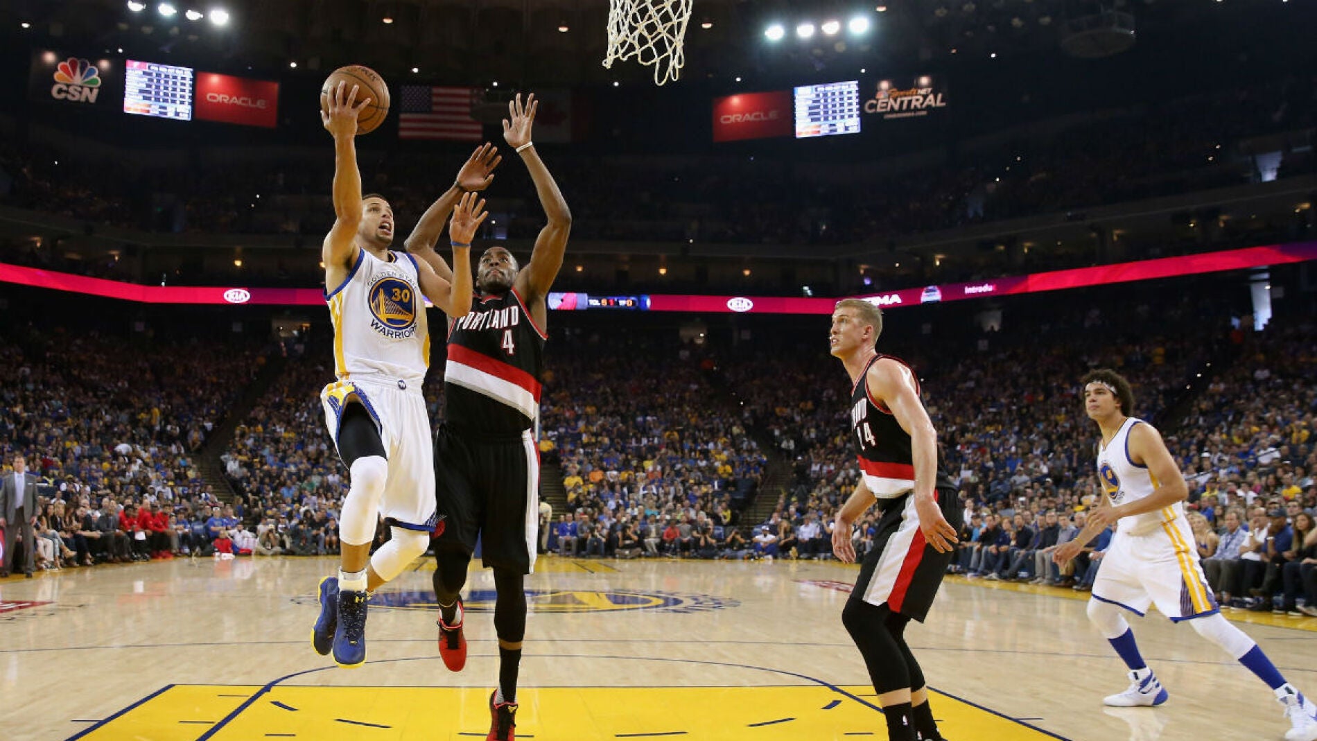 Curry encesta ante la defensa de Portland