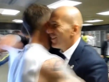Zidane abraza a Sergio Ramos dentro del vestuario del Real Madrid