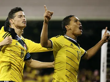 James y Bacca celebran un gol con Colombia James y Bacca celebran un gol con Colombia