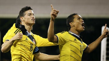 James y Bacca celebran un gol con Colombia