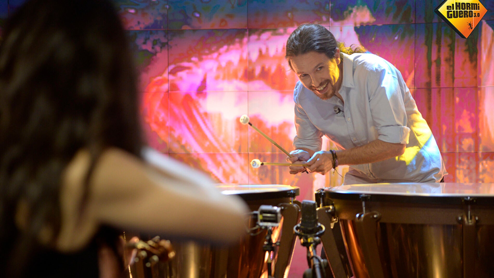 Pablo Iglesias toca la melodía de 'Juego de Tronos' en directo