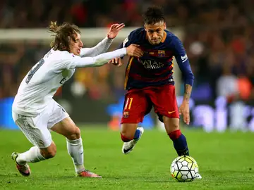 Neymar trata de regatear a Modric Neymar trata de regatear a Modric