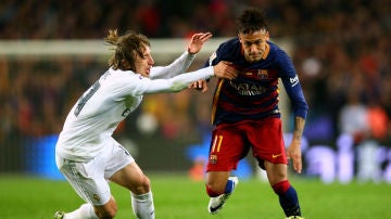 Neymar trata de regatear a Modric