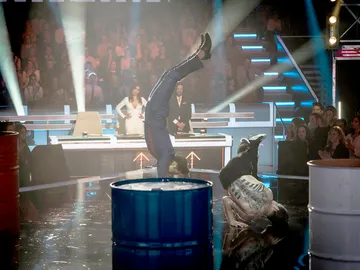 Bustamante hace acrobacias con Adrían López Bustamante hace acrobacias con Adrían López