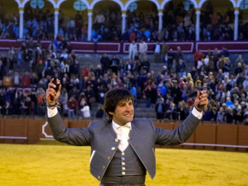 El rejoneador Andrés Romero tras cortar dos orejas y salir a hombros, en la corrida celebrada en La Maestranza de Sevilla