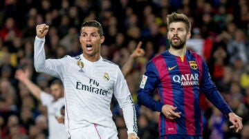 Gerard Piqué observa una jugada junto a Cristiano Ronaldo