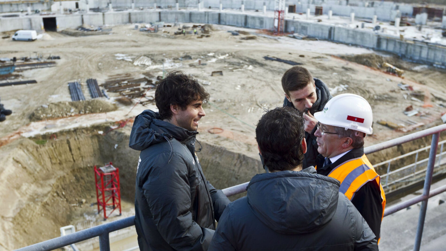 El presidente del Atl&eacute;tico de Madrid, enrique Cerezo, conversa con el jugador portugu&eacute;sTiago Mendes