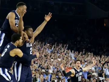 Kris Jenkins celebra su triple ganador junto a sus compañeros Kris Jenkins celebra su triple ganador junto a sus compañeros