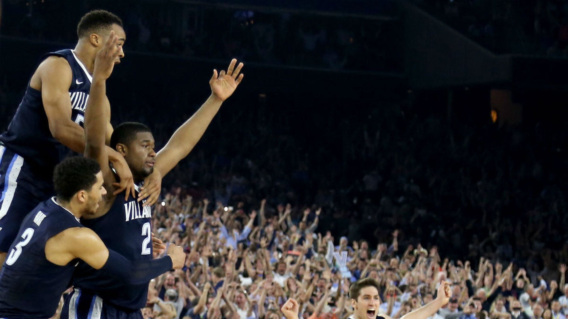 Kris Jenkins celebra su triple ganador junto a sus compa&ntilde;eros