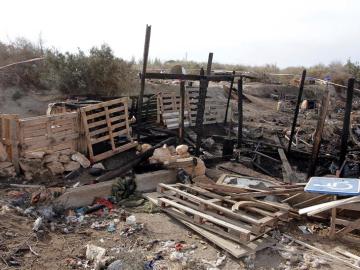 Restos de la chabola, ubicada en un descampado del barrio de la Vega de Acá, en Almería Restos de la chabola, ubicada en un descampado del barrio de la Vega de Acá, en Almería