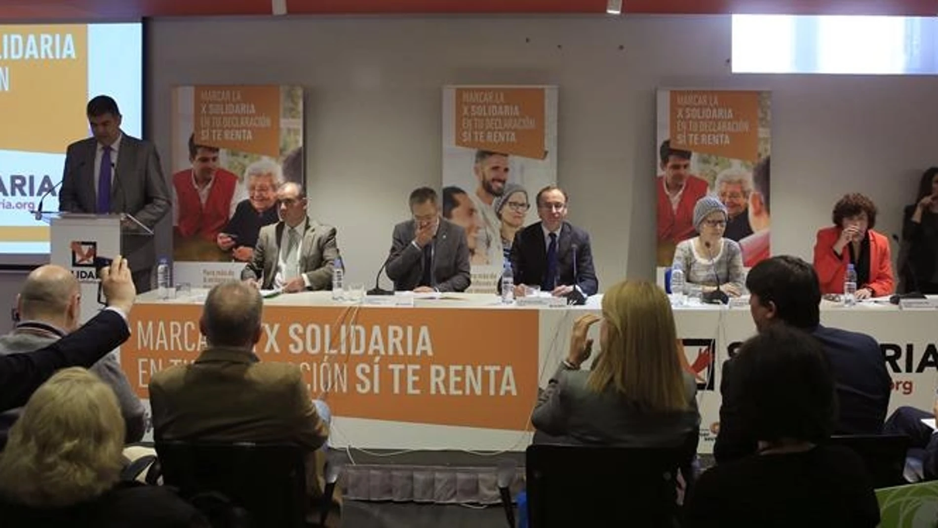 Alfonso Alonso (3d), durante la presentación de la campaña "X Solidaria" Alfonso Alonso (3d), durante la presentación de la campaña "X Solidaria"