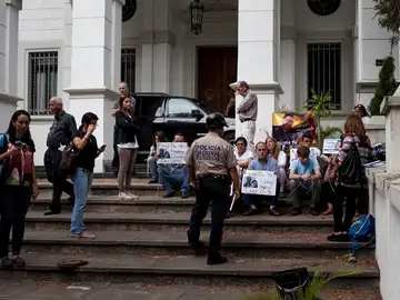 Un miembro de la Policía Nacional Bolivariana habla con manifestantes en Caracas Un miembro de la Policía Nacional Bolivariana habla con manifestantes en Caracas