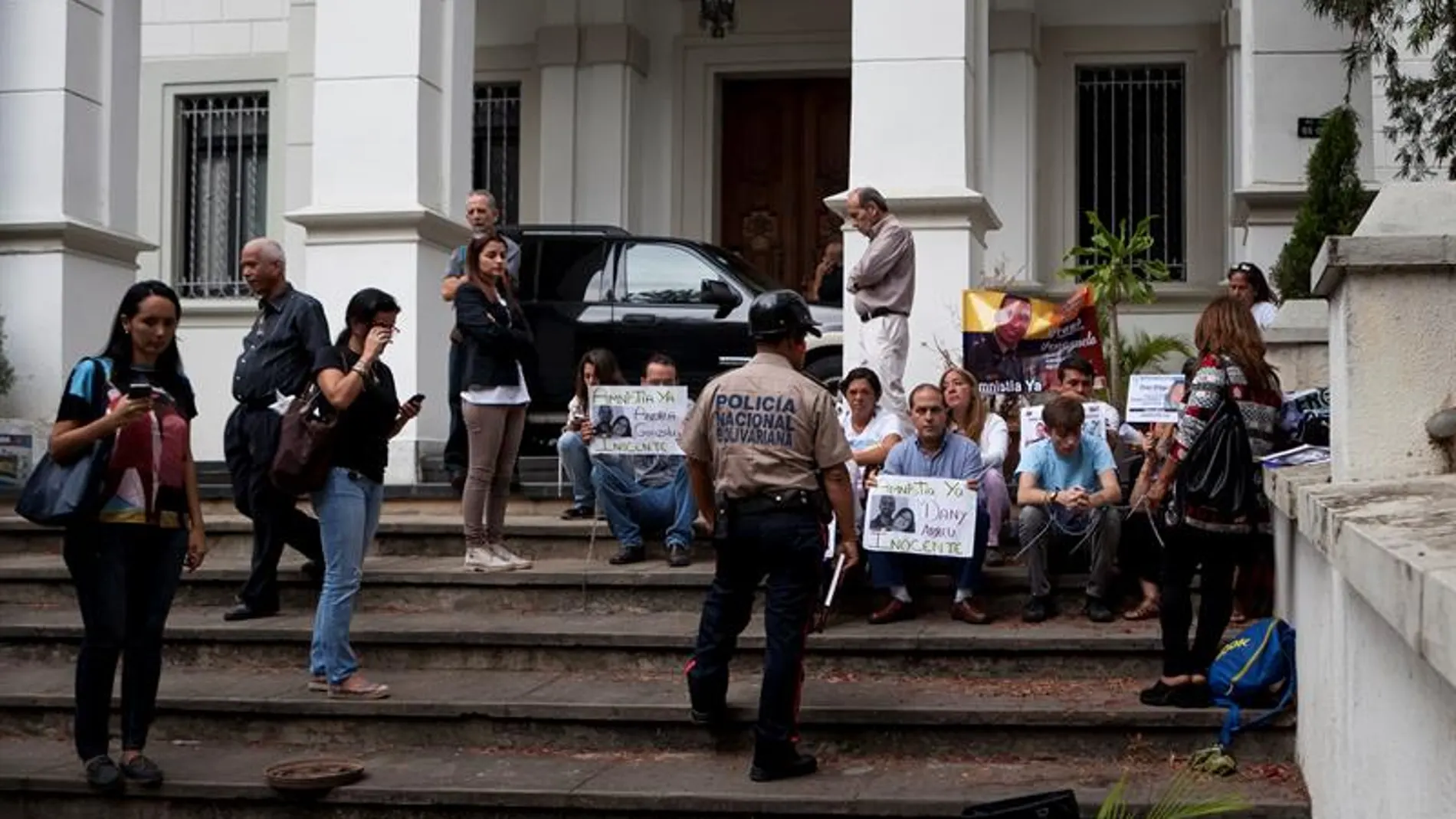 Un miembro de la Policía Nacional Bolivariana habla con manifestantes en Caracas Un miembro de la Policía Nacional Bolivariana habla con manifestantes en Caracas