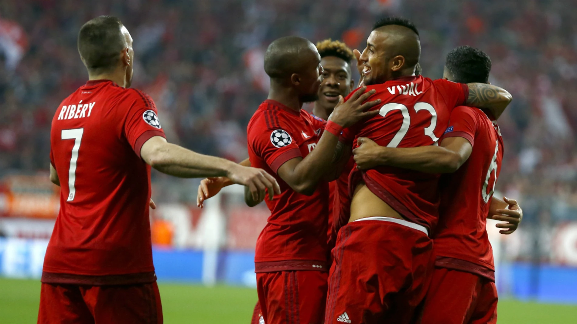 Arturo Vidal celebra su gol con sus compañeros Arturo Vidal celebra su gol con sus compañeros