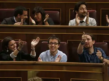 Irene Montero, Iñigo Errejón, y Pablo Iglesias aplauden desde su escaño Irene Montero, Iñigo Errejón, y Pablo Iglesias aplauden desde su escaño