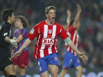 Fernando Torres marca ante el Barcelona en el Camp Nou