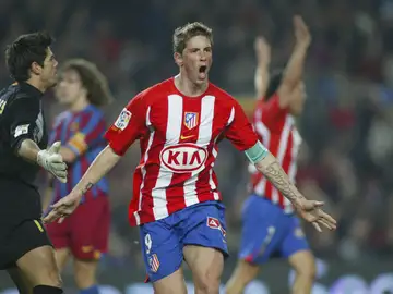 Fernando Torres marca ante el Barcelona en el Camp Nou Fernando Torres marca ante el Barcelona en el Camp Nou