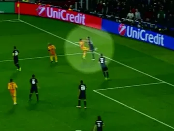 Luis Suárez da una patada sin balón a Juanfran Luis Suárez da una patada sin balón a Juanfran