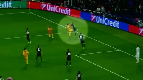 Luis Suárez da una patada sin balón a Juanfran Luis Suárez da una patada sin balón a Juanfran