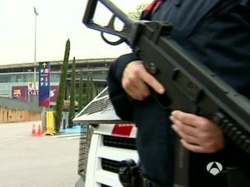 Un agente de seguridad, en las afueras del Camp Nou