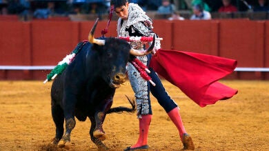 La firmeza de Jiménez Fortes sobresale en una tarde espesa y pasada por agua