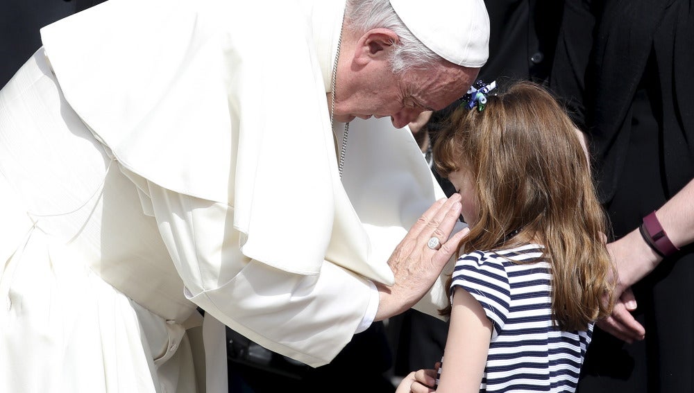 El Papa Francisco cumple el deseo de una niña que perderá la vista y el oído