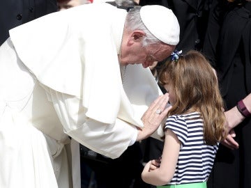 El Papa Francisco cumple el deseo de una niña que perderá la vista y el oído El Papa Francisco cumple el deseo de una niña que perderá la vista y el oído